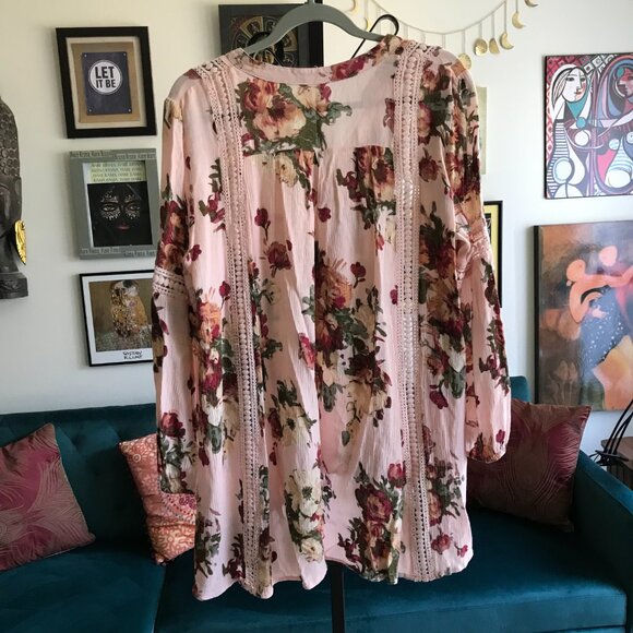BLU PEPPER size L Pale Pink Floral Print Crochet Lace Accent Hi-Lo Boho Top - Picture 4 of 5